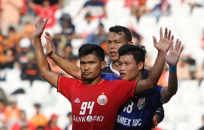 Pemain sayap Persija Jakarta, Heri Susanto, saat ditempel ketat bek Becamex Binh Duong di SUGBK