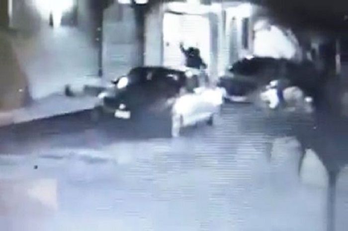 Visual saat Susana dipaksa masuk mobil oleh para penculik