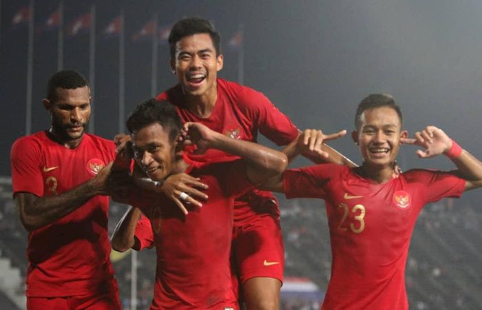Penyerang timnas U-22 Indonesia, Osvaldo Haay, dan kawan-kawan merayakan gol ke gawang Thailand pada final Piala AFF U-22 2019, Selasa (26/2/2019).