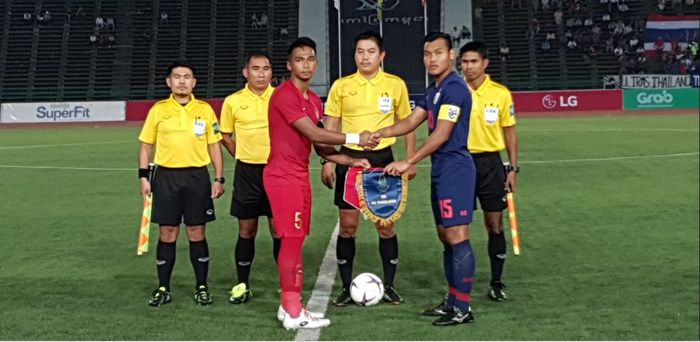 Kapten timnas U-22 Indonesia Bagas Adi Nugroho bersama Kapten timnas U-22 Thailand Saringkan Promsupa sebelum pertandingan final Piala AFF U-22 2019 digelar pada hari Selasa (26/2/2019).