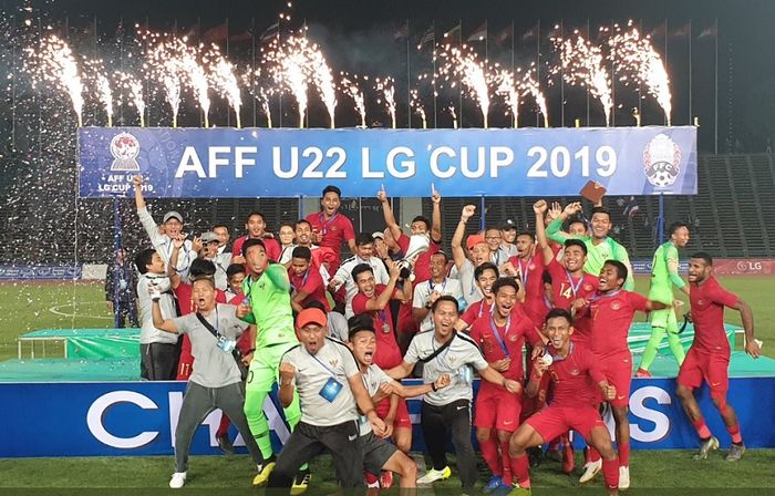 Timnas U-22 Indonesia merayakan keberhasilan sebagai juara Piala AFF U-22 2019 di tengah Stadion Olimpiade, Phnom Penh, Kamboja, usai membungkam juara bertahan Timnas U-22 Thailand 2-1 dalam final seru, Selasa (26/2/2019) malam WIB.