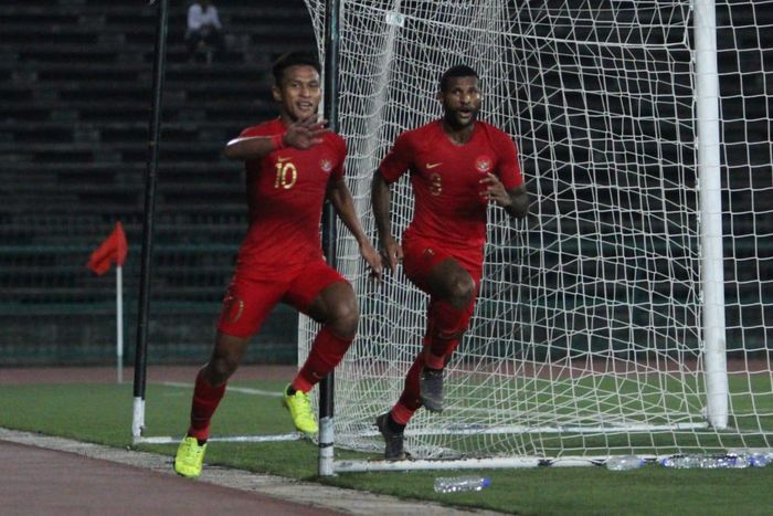 Pemain timnas u-22 Indonesia, Osvaldo Haay dan Marinus Wanewar, merayakan gol ke gawang Thailand pada final Piala AFF U-22 2019, Selasa (26/2/2019).