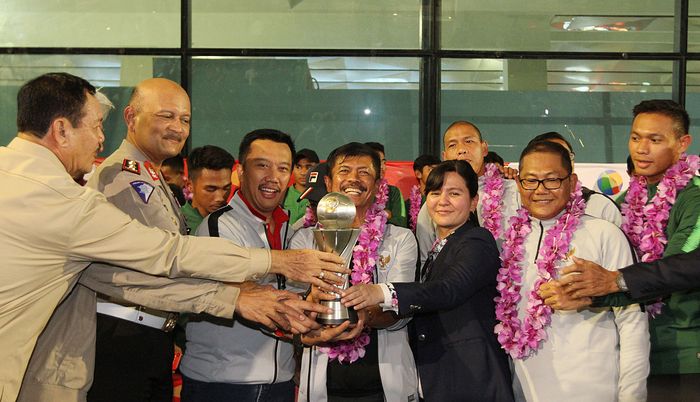 Suasana penyambutan kontingen timnas U-22 Indonesia di Bandara Soekarno-Hatta, 27 Februari 2019, setelah menjuarai Piala AFF U-22 2019.