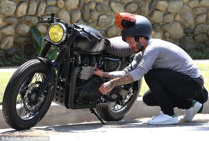 Eks kapten timnas Inggris, David Beckham, bersama motornya