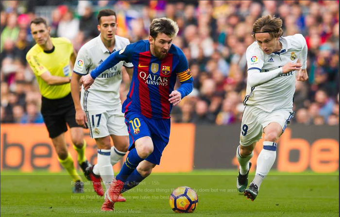 Megabintang FC Barcelona, Lionel Messi beradu dengan Luka Modric dalam partai el clasico kontra Real Madrid.
