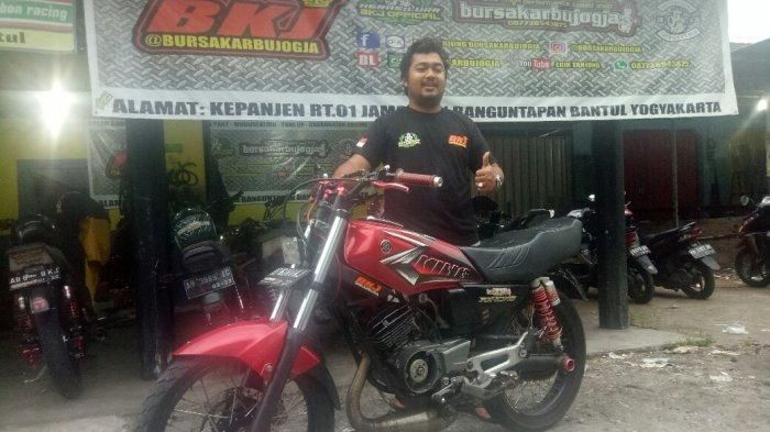Erik Tanjung, Pemilik Bengkel dan Toko Spare Part Bursa Karbu Jogja (BKJ) saat berfoto bersama motor koleksinya yang tak mau dilepas meski sempat ditawar Rp 50 Juta oleh kolektor.