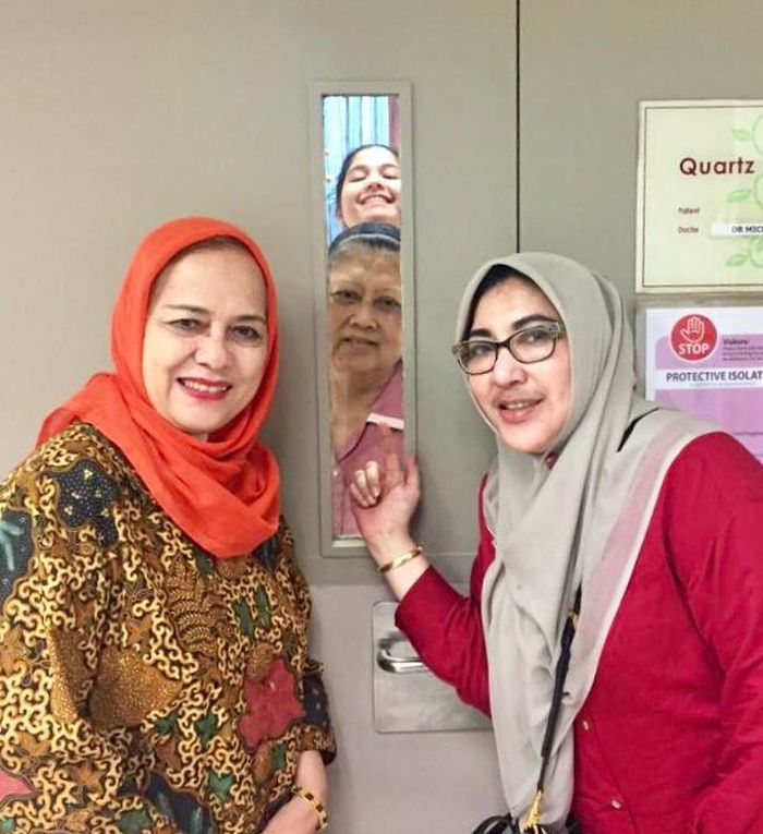 Yanni Mulyaningsih hanya bisa bertemu dengan Ani Yudhoyono lewat balik pintu