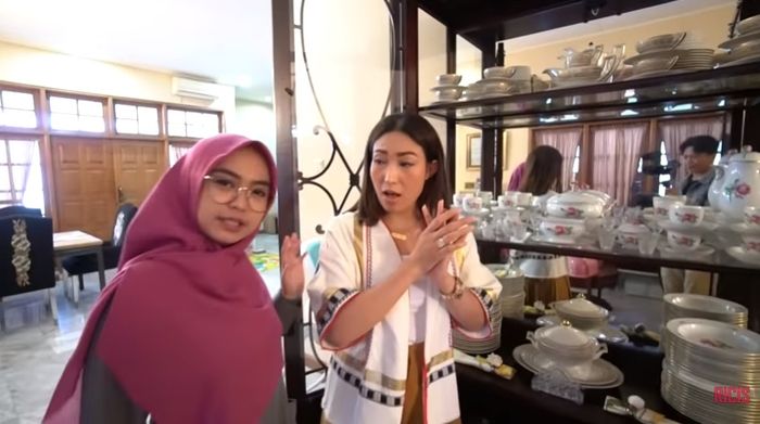 Rupanya perabotan Ayu Dewi itu merupakan warisan dari mertua.