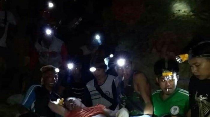 Evakuasi penambang emas dari <a href='https://pontianak.tribunnews.com/tag/longsor' title='longsor'>longsor</a>.