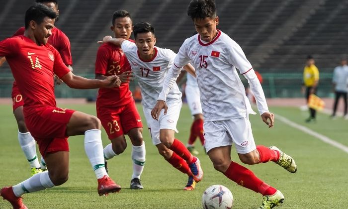 Bek timnas U-22 Indonesia Asnawi Mangkualam saat berhadapan dengan pemain timnas U-22 Vietnam pada semifinal Piala AFF U-22 2019, Minggu (24/2/2019) di Stadion Nasional. Phnom Penh.