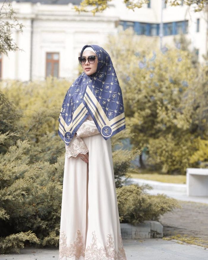 Foto Terbaru Syahrini Kenakan Hijab Putih Pasca Kabar Pernikahannya dengan Reino Barack di ...