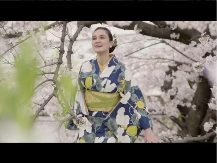 Beda Arti Kimono Luna Maya VS Syahrini Saat Prewedding dengan Reino Barack - Luna Maya