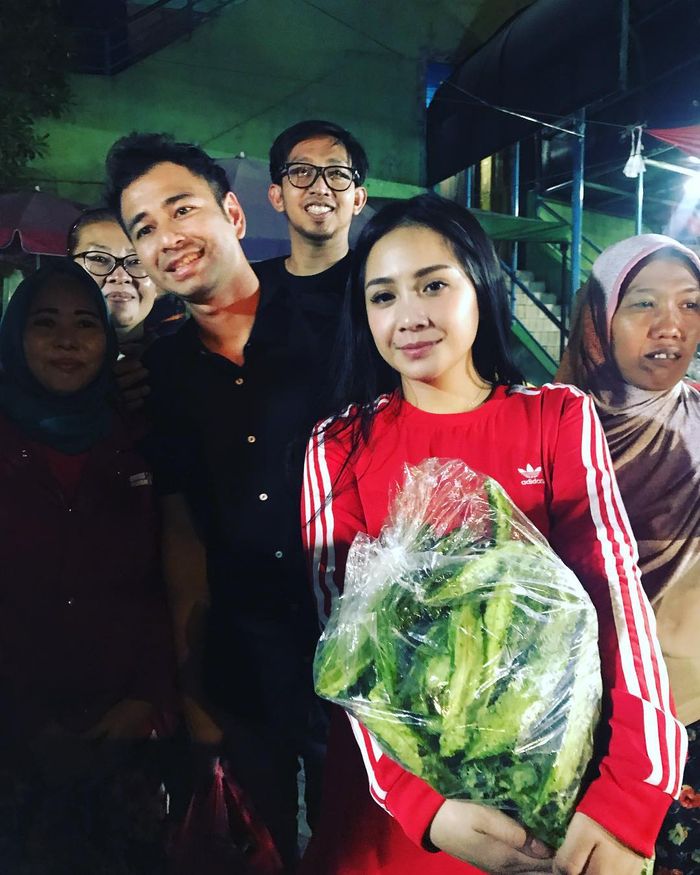 Penampilan Nagita Slavina saat belanja ke pasar.