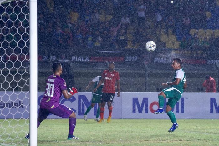 Salah satu peluang Persebaya melalui sundulan Irfan Jaya belum menghasilkan gol. Persebaya untuk sementara tertinggal 0-2 dari Perseru Serui pada babak pertama pertandingan Grup A Piala Presiden 2019 di Stadion Si Jalak Harupat malam ini (2/3/2019)