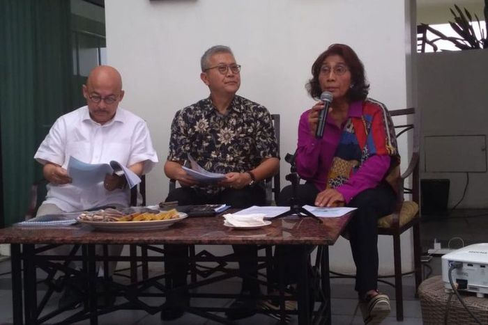 Menteri Kelautan dan Perikanan sekaligus Komandan Satgas 115, Susi Pudjiastuti menyampaikan penangkapan kapal ikan berbendera Vietnam yang ditangkap di perairan Natuna, Indonesia, di Bandung, Senin (25/2/2019).