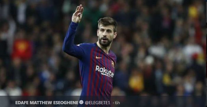 Bek FC Barcelona, Gerard Pique, menunjukkan gestur protes dalam laga pekan ke-26 Liga Spanyol kontra Real Madrid, 2 Maret 2019.