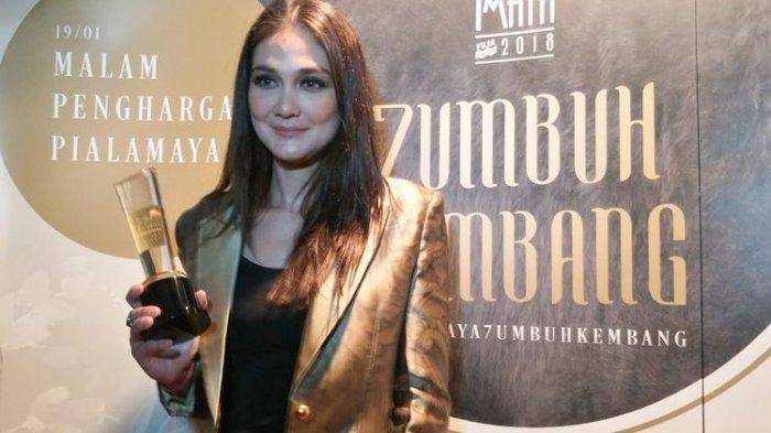 Luna Maya saat memenangkan kategori aktris terbaik di ajang Piala Maya