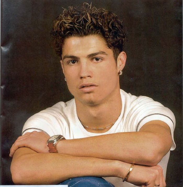 Tampilan Cristiano Ronaldo ala anak band, pakai tindik