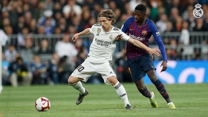Gelandang Real Madrid, Luka Modric, berjibaku dengan penyerang FC Barcelona, Ousmane Dembele, dalam laga pekan ke-26 Liga Spanyol di Stadio Santiago Bernabeu, 2 Maret 2019.