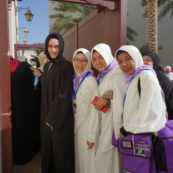 Beda Gaya Luna Maya dan Syahrini Kenakan Hijab saat Jalani ...