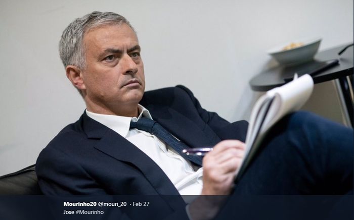 TWITTER.COM/MOURI_20
Jose Mourinho tengah menganggur pasca dipecat Manchester United