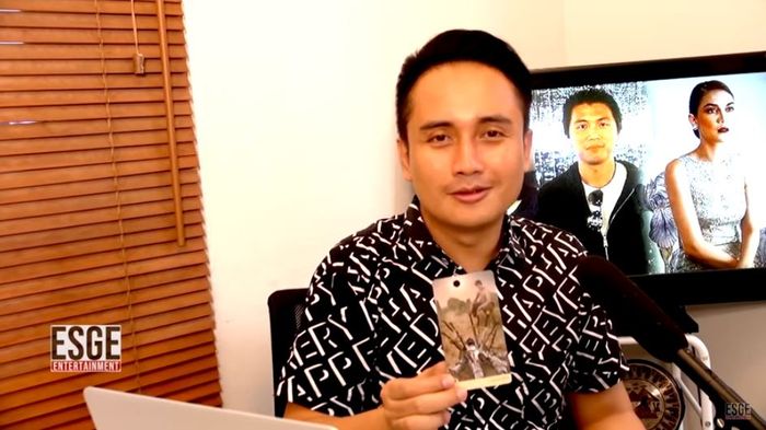 Mind illusionist Denny Darko memperlihatkan kartu tarot yang dia gunakan untuk meramal Luna Maya.