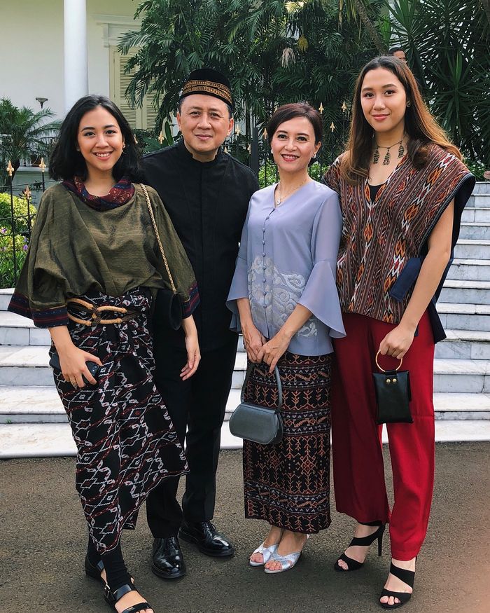 7 Padu Padan Outfit Merah Ala Adik Sherina Munaf, Mayzura ...