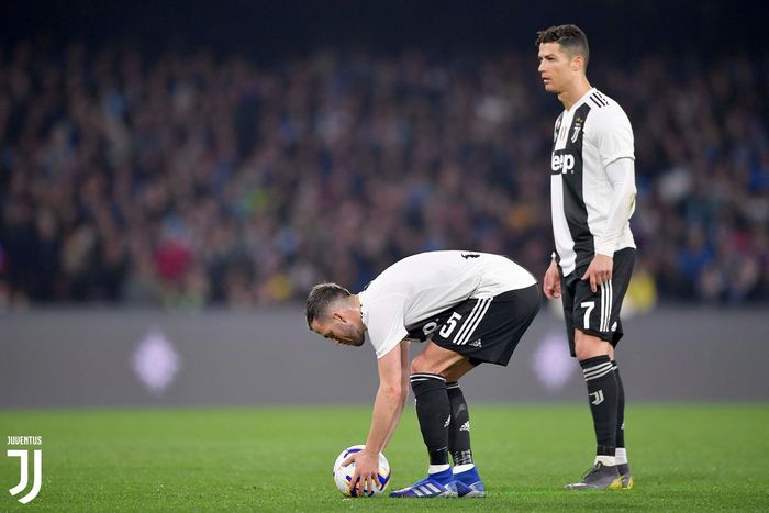 Pemain Juventus, Miralem Pjanic tengah mengambil ancang-ancang tendangan bebas bersama Cristiano Ronaldo, dalam laga Liga Italia versus Napoli, 3 Maret 2019.