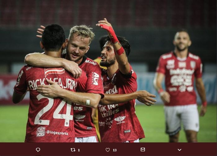 Kiri ke kanan, Ricky Fajrin, Melvin Platje, dan Stefano Lilipaly, merayakan gol Bali United ke gawang Mitra Kukar di Piala Presiden 2019.