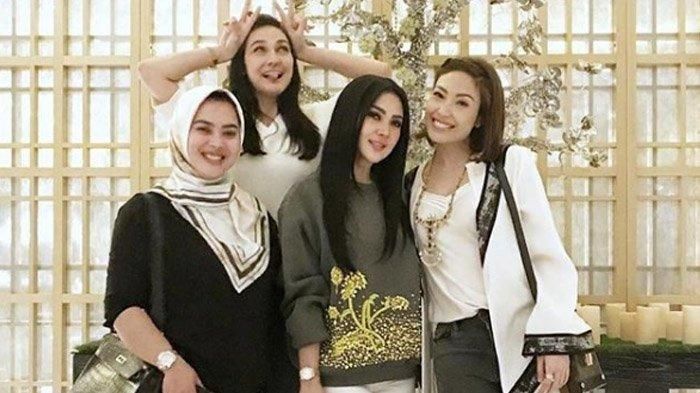 Syahrini dan Luna Maya saat hangout bersama