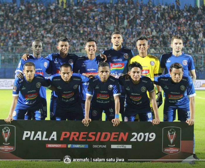Foto tim Arema FC sebelum melawan Barito Putera pada laga pertama Grup E Piala Presiden 2019, Senin (4/3/2019).