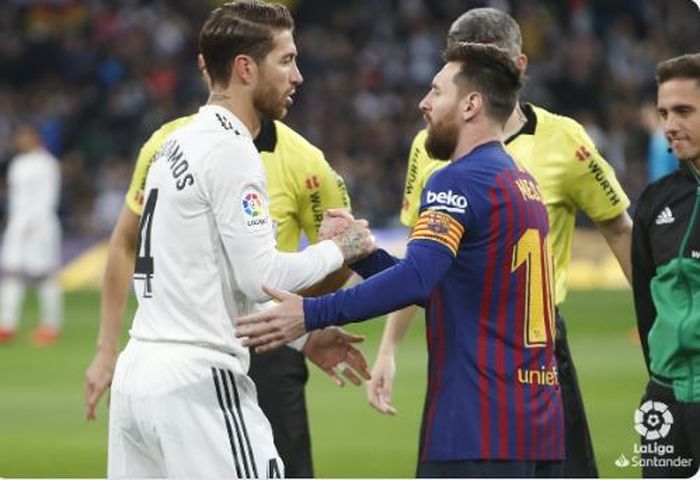 Megabintang Barcelona, Lionel Messi (kanan), bersalaman dengan kapten Real Madrid, Sergio Ramos.