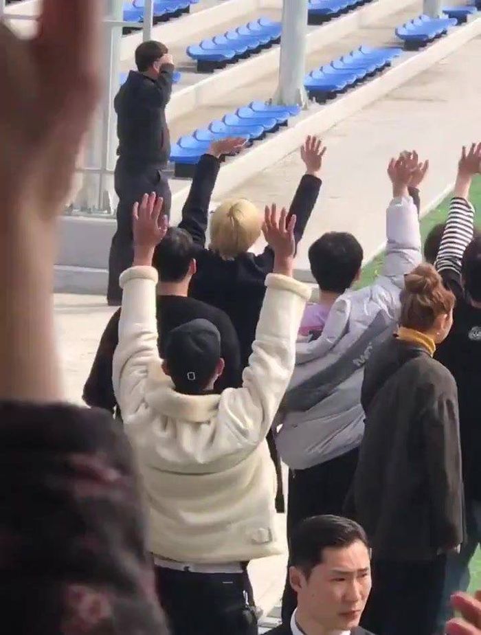 Minho dan Taemin melambaikan tangan saat berpisah dengan Key.
