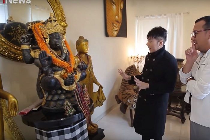 Hobi Mengoleksi Benda Misterius, Roy Kiyoshi Mengaku Berganti Asisten Rumah Tangga Sebulan Sekali