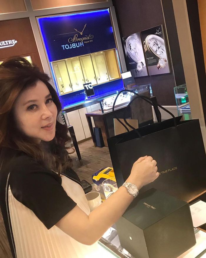 Nurbaeny Janah beli jam tangan mewah