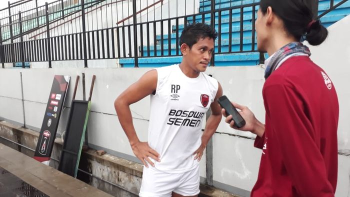 Pemain PSM Makassar, Rizky Pellu, di sela latihan tim jelang Piala Presiden 2019 di Stadion Moch Soebroto, Selasa (5/3/2019).