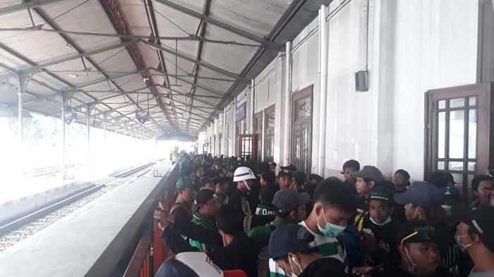 Ratusan bonek saat berada di Stasiun Surabaya Gubeng untuk berangkat ke Bandung, Selasa (5/3/2019). Jelang Persebaya Surabaya vs Persib Bandung, ratusan bonek mulai serbu Bandung. 
