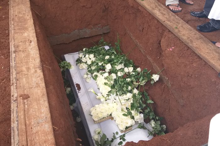 Jenazah ibunda Mikha Tambayong, Deva Sheila Tambayong, dikebumikan di TPU Menteng Pulo, Jakarta Selatan, Selasa (5/3/2019).