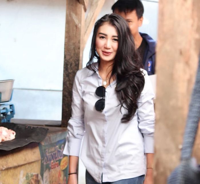 Caleg dan pesinetron Livy Andriani