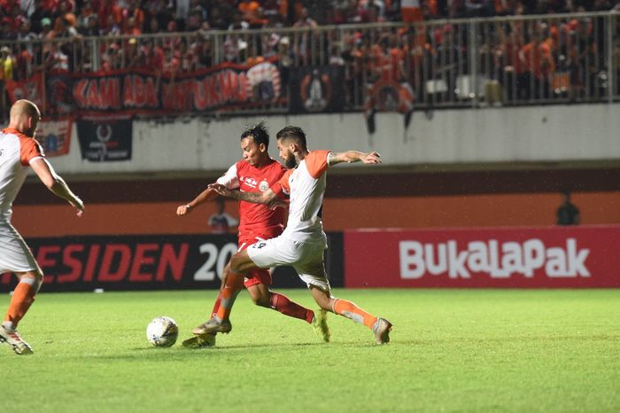 Penyerang Persija Jakarta, Novri Setiawan, saat melawan Borneo FC