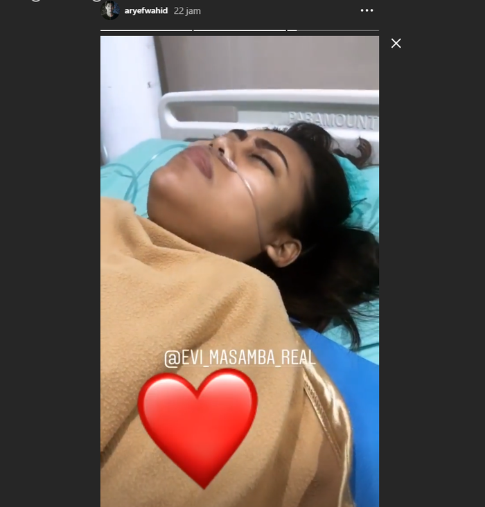 Evi Masamba mengejang menahan sakit