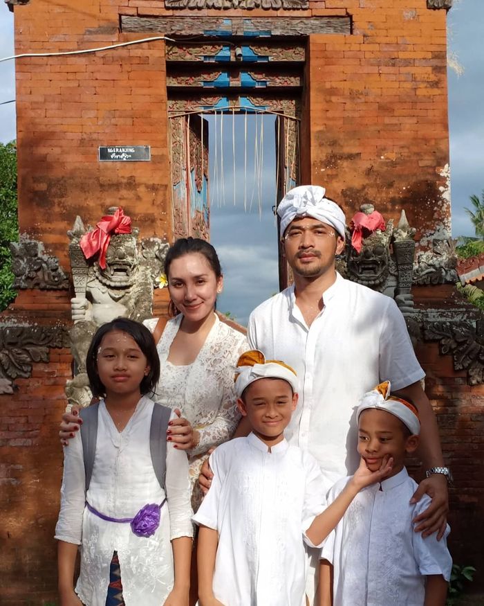 Oka Antara dan Rara Wiritanaya bersama ketiga anaknya