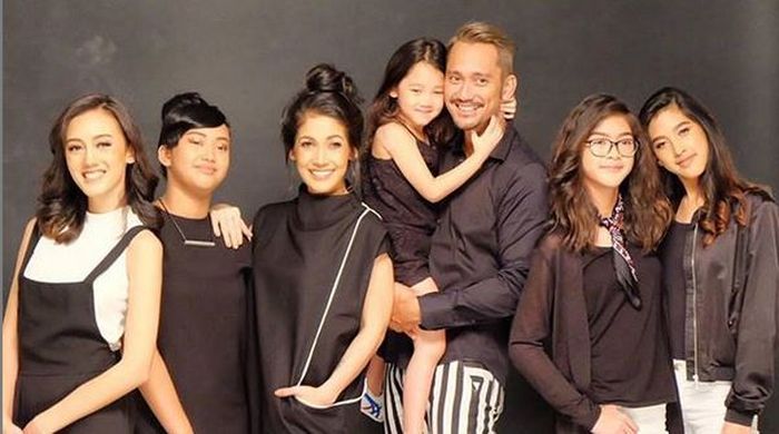 Keluarga Tora Sudiro dan Mieke Amalia
