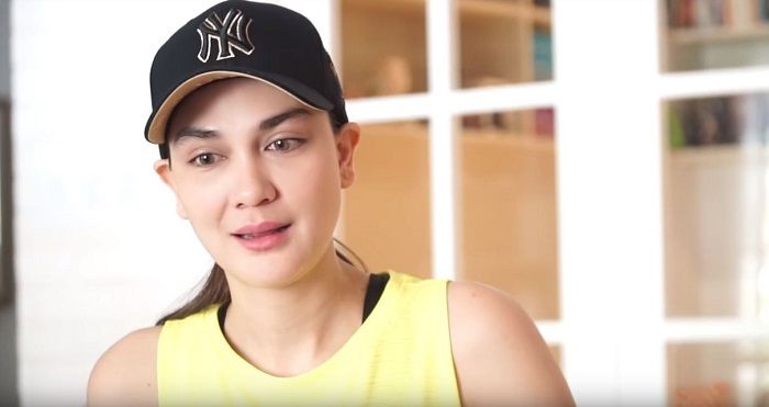Potret Luna Maya dengan mata sembab