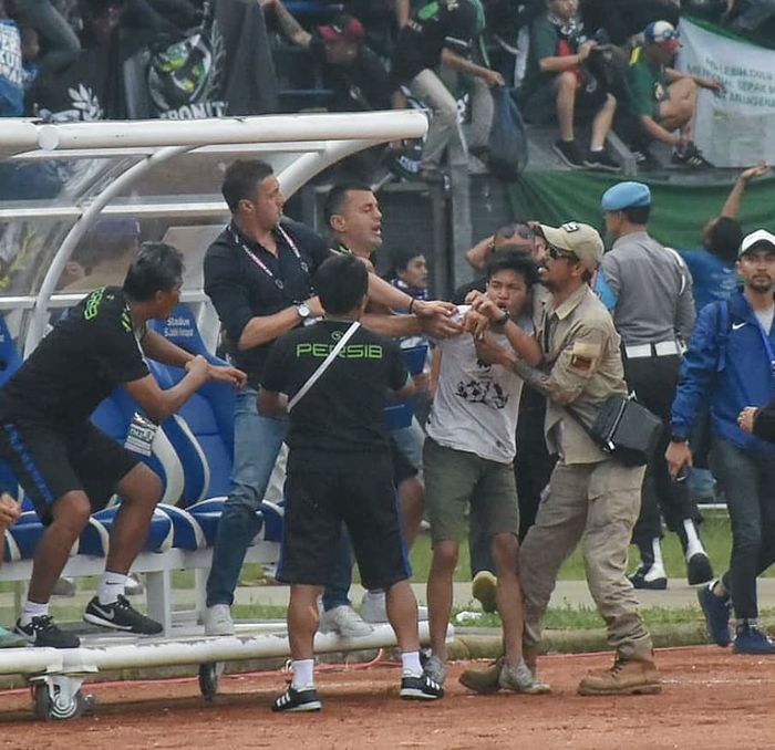 Salah satu oknum suporter Persib Bandung menghampiri bangku cadangan  pemain saat lawan Persebaya, pada matchday kedua Grup A Piala Presiden 2019 di Stadion Si Jalak Harupat, Bandung, Kamis (7/3/2019).