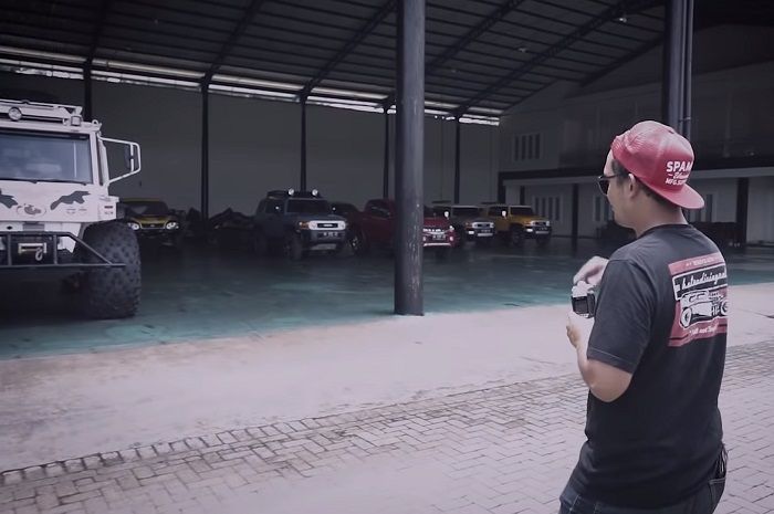 Garasi mobil di rumah mewah Haji Isam, juragan batubara Kalimantan Selatan