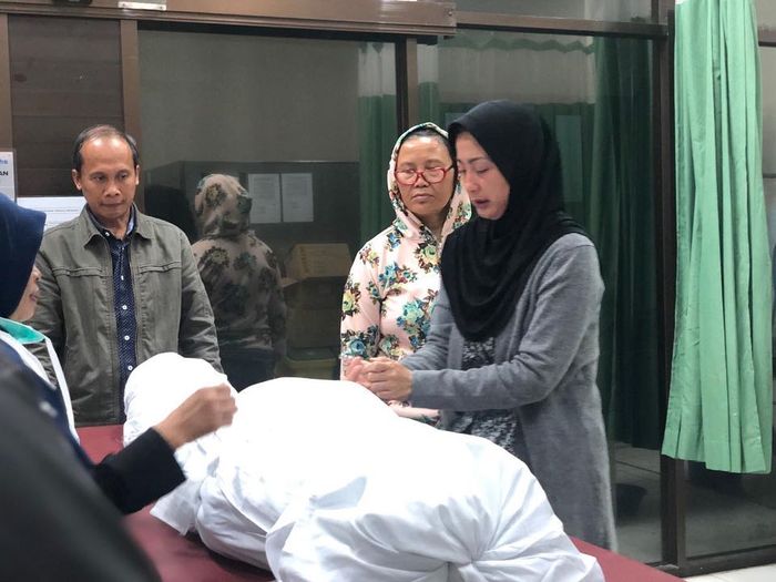 Tak Kuasa Menahan Tangis, Desy Ratnasari Peluk Jenazah Neneknya yang