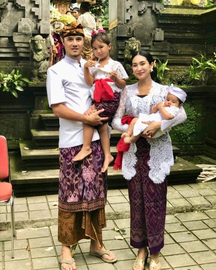 Happy Salma bersama suami dan kedua anaknya