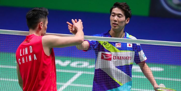 Pebulu tangkis tunggal putra Jepang, Kanta Tsuneyama, bersalaman dengan Lin Dan (China) pada babak pertama All England Open 2019 di Arena Birmingham, Inggris, Rabu (6/3/2019).