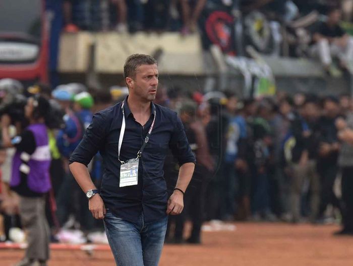 Pelatih Persib Bandung, Miljan Radovic, saat memimpin timnya melawan Persebaya Surabaya di Piala Presiden 2019.